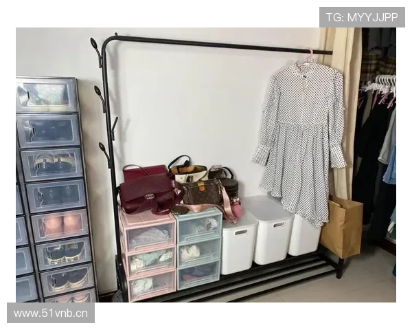 管晨辰今早自拍背后的衣帽间堆满鞋盒，我的周末工资默默下线